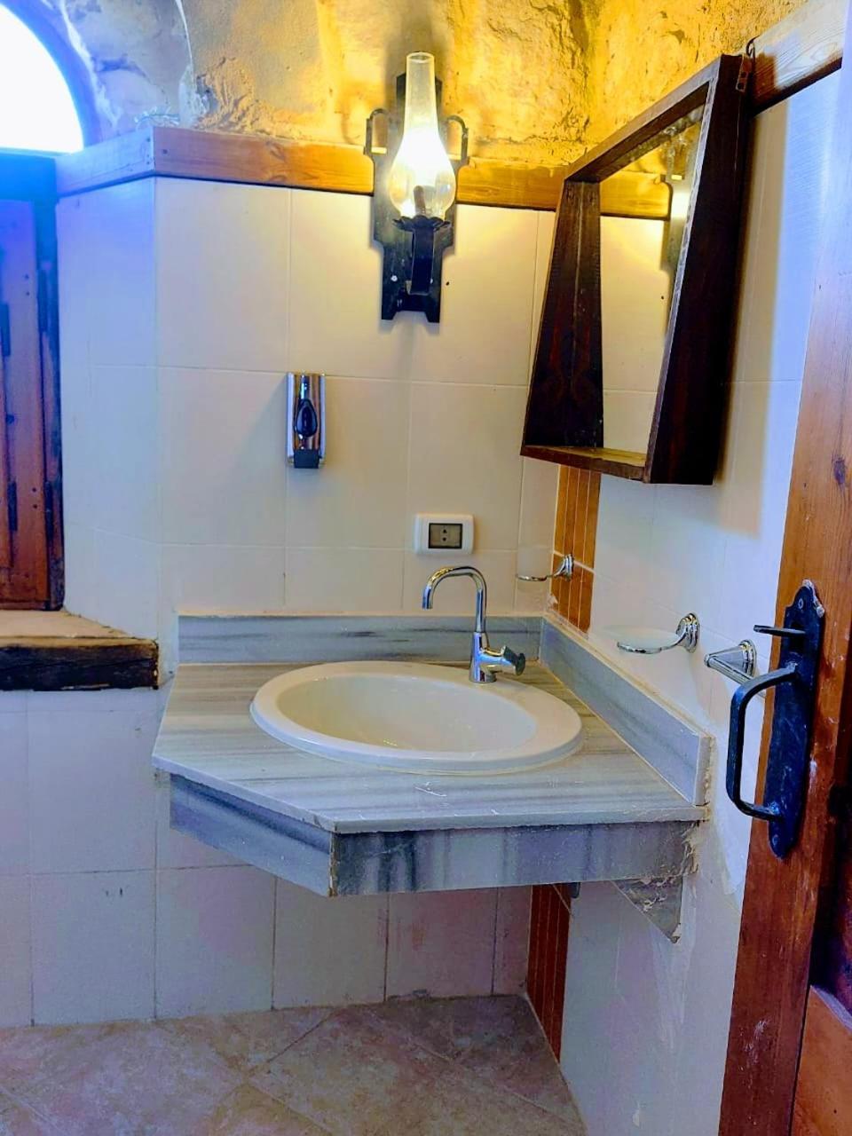 Villa 7 Al Fayyūm Exteriör bild